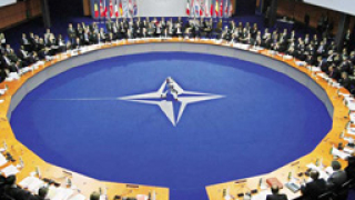 НАТО се размотава за Либия