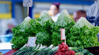 Зеленчуците поевтиняват, скача цената на пилешкото, брашното и олиото