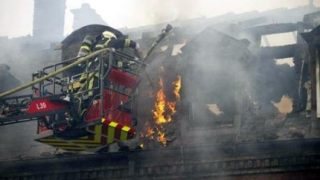 Експлозии и пожар в нефтохимически завод във Франция 
