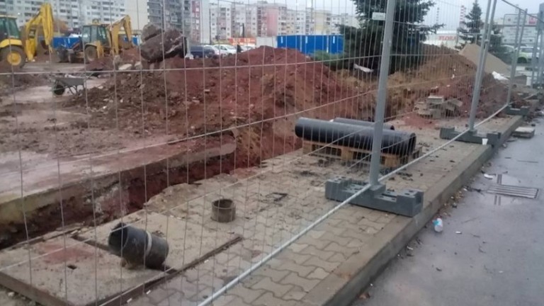 Строеж на къща превзе тротоар и част от улица в Стария Пловдив