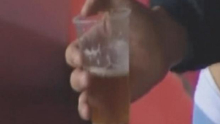 ВИДЕО: Играч на Селта пие бира на пейката по време на мач