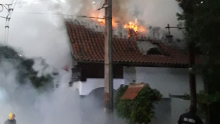 Покривът на къщата на трамвайната спирка Вишнева се е запалил