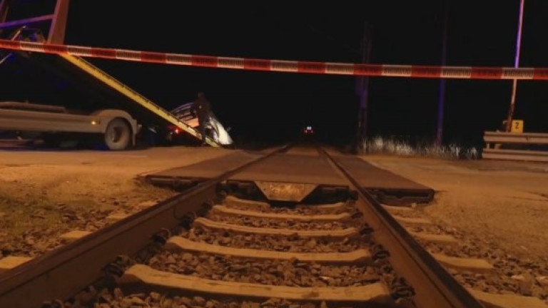 Камион падна на релсите на спирка Полско Косово