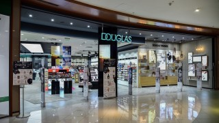 Германският търговец на козметика Douglas съобщи че ще се стреми