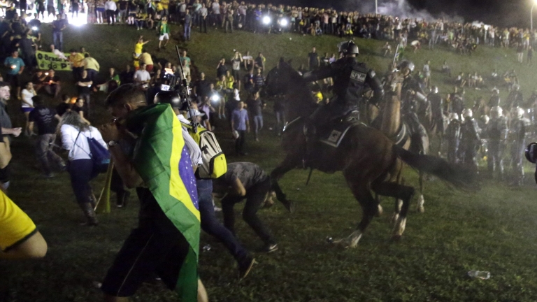 Сблъсъци на протести в 45 града в Бразилия 