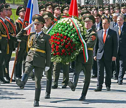 Станишев обеща в Москва да не пипаме паметниците на съветските воини