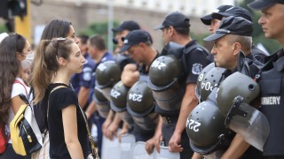 Действията на полицията - брутални, но законни