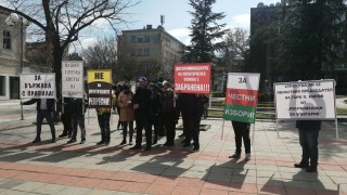 Мълчалив протест организираха пред сградата на общината в Елхово кандидати