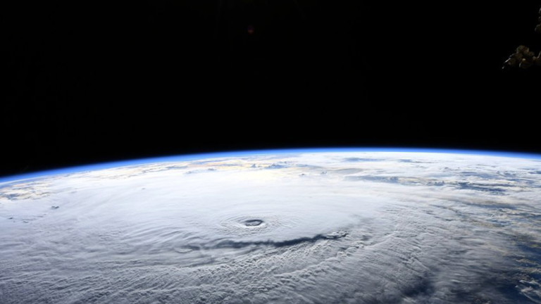 Ураганът Лейн донесе поройни дъждове и силни ветрове на Хавайските