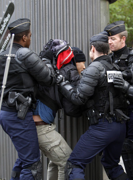 Арести в Париж заради олимпийския огън