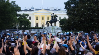 Тълпа протестиращи се опитаха да съборят статуята на бивш президент