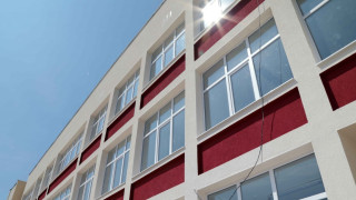 Момиче падна от втория етаж на училище в Хасково съобщава