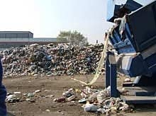Здравният министър инспектира площадки за балиране на отпадъци