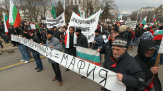 Протестът във Варна започна с арест 