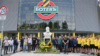 Ботев Пловдив почете паметта на Христо Ботев и легендарния Динко