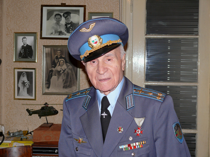 Почина доайенът на българската авиация Петър Манолев
