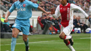 Шведски полузащитник подписа с Аякс