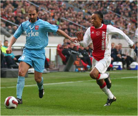 Шведски полузащитник подписа с Аякс