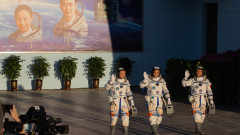 Китай изстреля космически кораб с екипаж в историческа мисия