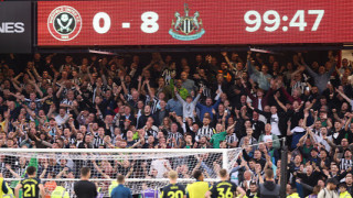 Мениджърът на Нюкасъл Еди Хау поздрави футболистите си за победата