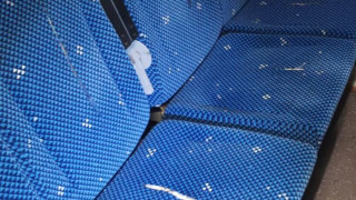 Прясно претапицирани седалки във вагон който е пуснат в движение