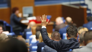 В началото на днешното си заседание парламентът прекрати правомощията на