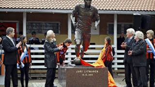 Яри Литманен се сдоби с паметник приживе