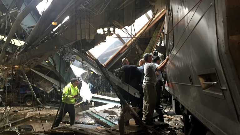 Един загинал и 114 ранени при катастрофата в Ню Джърси 