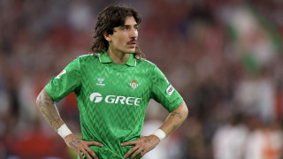 Свикнали сме професионалните футболисти да попадат в определени рамки на