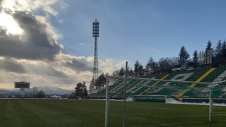 Теренът на стадион Христо Ботев в Благоевград е идеално почистен