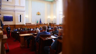 Компании с над 100 служители да превеждат заплатите само по