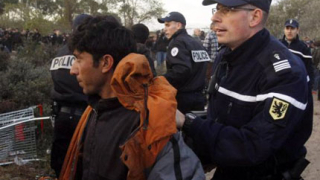 Стотици задържани при премахването на имигрантски лагер във Франция 