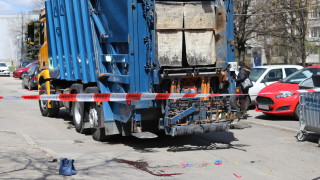 Боклукчийски камион блъсна жена с 3-годишото й дете в София