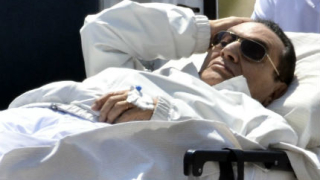 Делото срещу Мубарак отложено безсрочно, гняв в залата 