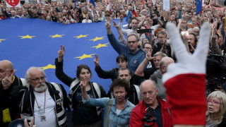 Хиляди поляци протестираха във Варшава и други полски градове срещу