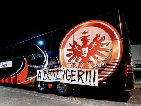 Фенове "атакуваха" рейса на Айнтрахт