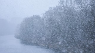 Десетки камиони и автомобили бяха блокирани на заледения мост Кьолбранд в