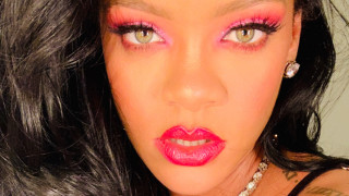 На Риана никак не й е трудно да носи по