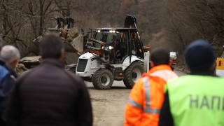 Срутила се скална маса затвори пътя София Самоков Екипи на Пътна