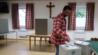 Десницата задържа властта в Бавария и Хесен