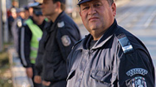 Полицаи и ромчета се „грижат” за преобърнат ТИР с праскови