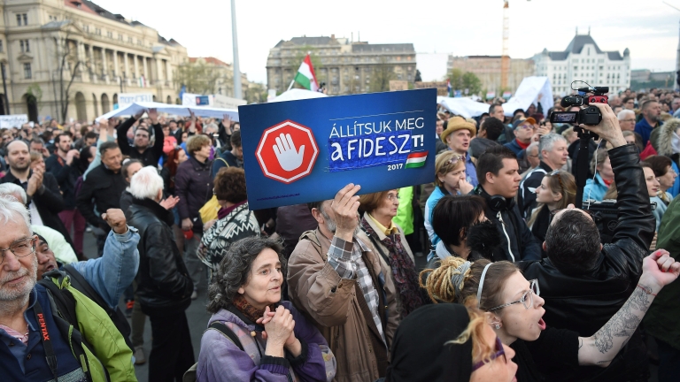 Хиляди унгарци на протест срещу закона, закриващ университета на Сорос 