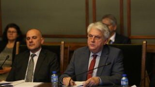 Все едно работим в различни държави различни планети и по