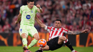 Нападателят на Барселона Роберт Левандовски ще пропусне началото на сезона