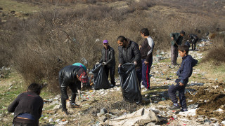 Жители на старозагорска махала почистват около домовете си