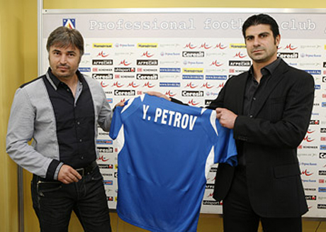 Петров взе 28 играчи за лагера в Правец