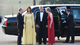 Противници на президента на САЩ издигнаха огромен оранжев балон сърдито