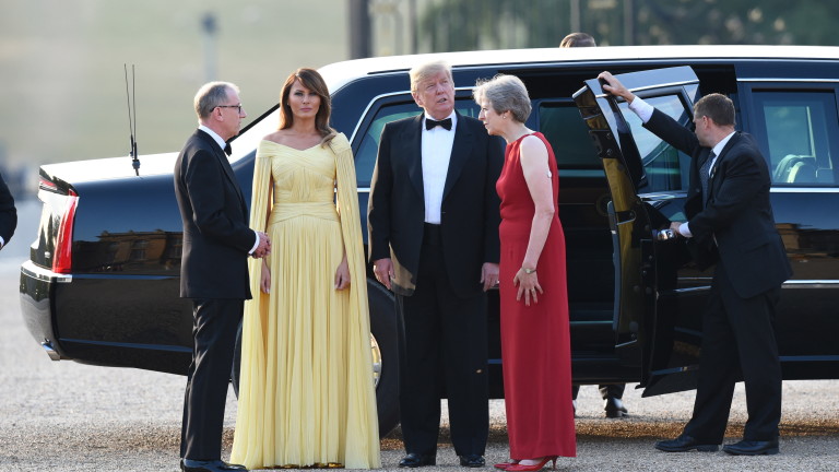 Противници на президента на САЩ издигнаха огромен оранжев балон сърдито