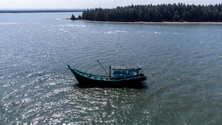 Местни рибари спасиха над 50 рохинги край град Меулабок Индонезия