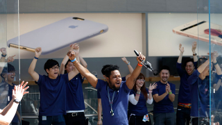 След разочароващите резултати на Apple, iPhone 7 идва с рекордни продажби